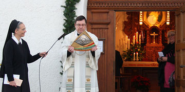 Segen mit dem Gott-Vater-Symbol (Foto: Poppe)